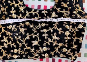 lehenga choli m embroidery work hai aur velvet ka