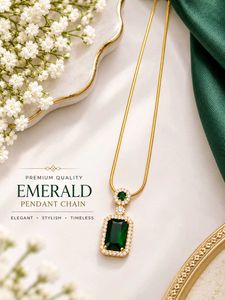 Elegant Emerald &amp; Diamond Necklace
