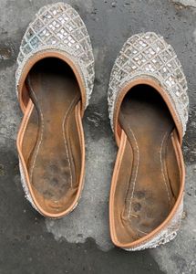 Embellished Juttis/Mojaris