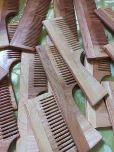 NEEM WOODEN COMB(20)