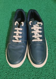 Men's Casual Shoes. Like New. Good Condition