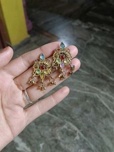 a neckleace with pair of earrings