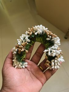 White & Gold Floral Hair Accessory