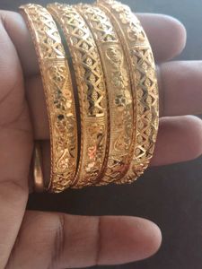 set of four Gold Bangles Se