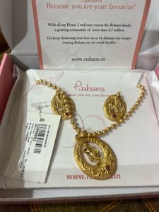 Elegant Gold Toned Pendant Necklace set