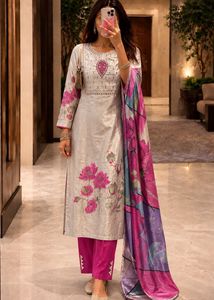Elegant Floral Print Kurta Set🪷