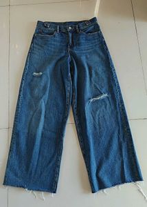 Stylish Wide-Leg Jeans with Ripped Detail