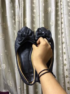 Chic Black Bow Ballerinas