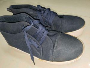 Stylish Navy Blue Canvas Sneakers