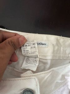 Chic 2000s White Cropped Embroidered Jeans