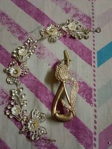 Elegant Gold Tone Flower Brooch