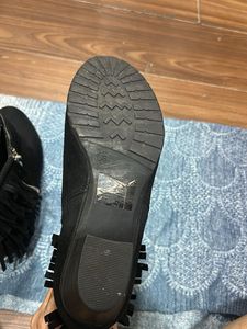Stylish Black Ankle Boots with Fringe Detail (38)