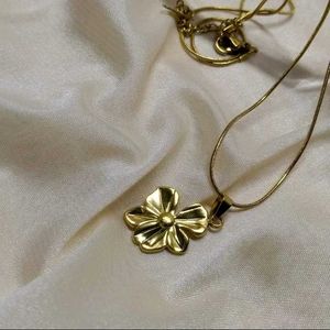 Gold Flower Pendant Necklace
