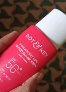 Dot &amp; Key Tinted Sunscreen Shade : Biege 50