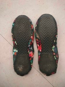 Floral Printed Juttis
