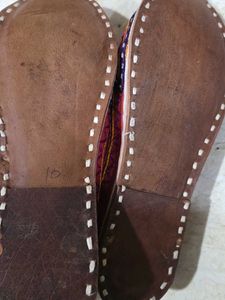 Embroidered Juttis Mojaris