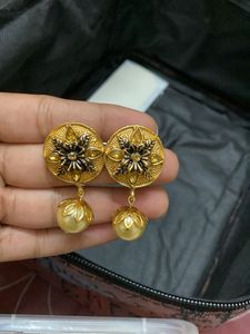 Aura Gold Floral &amp; Pearl necklace