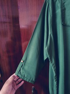 This is a beautiful royal green colour top.... That is so stylish and decent.... It's of good quality and without any Damage....