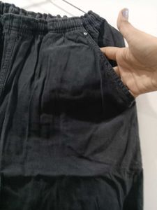Stylish Black Wide-Leg Capri