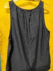 simple a-line  sleevless everyday top