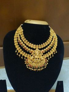 broad necklace