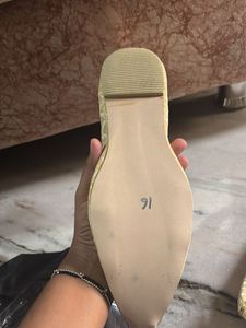 Elegant Gold Brocade Juttis