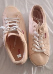 Selling Levi's Branded