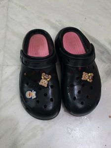 black pink crocs