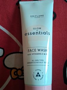 Oriflame Glow Essential Facewash With Vitamins E And B3