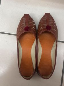 Embroidered Brown Juttis