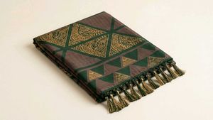 Elegant Dark Green Art Saree with Geometric Prints