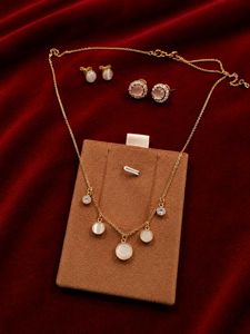 ✨ Peach Stone Necklac with two pair of studs