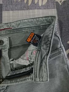 Men's Grey Washed Jeans..