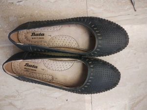 Bata Black Pumps
