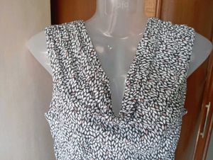 Stylish Sleeveless V-Neck Top