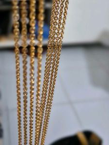 Elegant Gold-Tone Necklace with Pendant