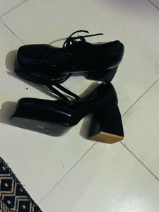 Modish Black Pupm Heels