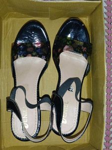 Denill Floral Platform Sandals- Size UK 6