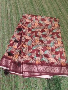 Stylish Printed Saree with matching earrings