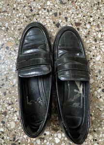 ZARA  100% leatherBlack Embossed Loafers