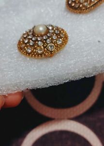 golden ring with centre pearl