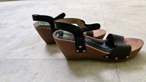 Stylish Flat Sandals with Anklets