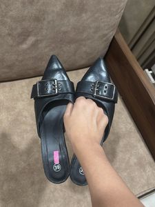Chic Black Pointed Toe Mules