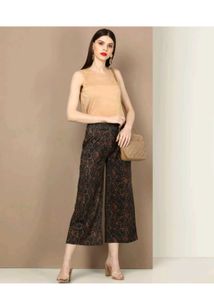 Chic Lace Neckline Sleeveless Top