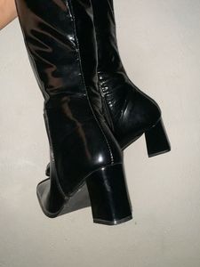 Knee length glossy boots