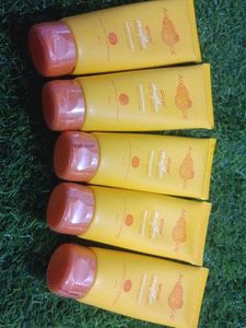 5 Aqualogica glow smoothie face wash