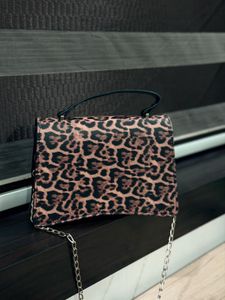 Chic Leopard Print Handbag