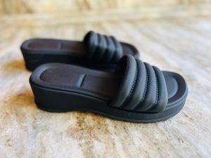 Trendy Black Slippers/flip Flops ✨