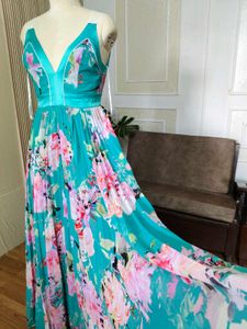 Stunning Marciano Floral Pleated Maxi Dres