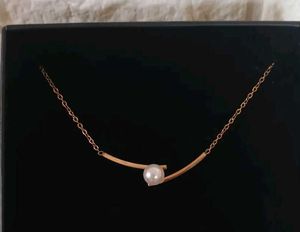 Elegant Pearl &amp; Gold Tone Necklace